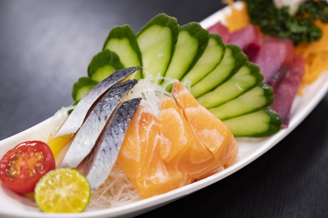 Ikan dan sayur-sayuran adalah bahagian yang sihat dalam diet keto rendah karbohidrat